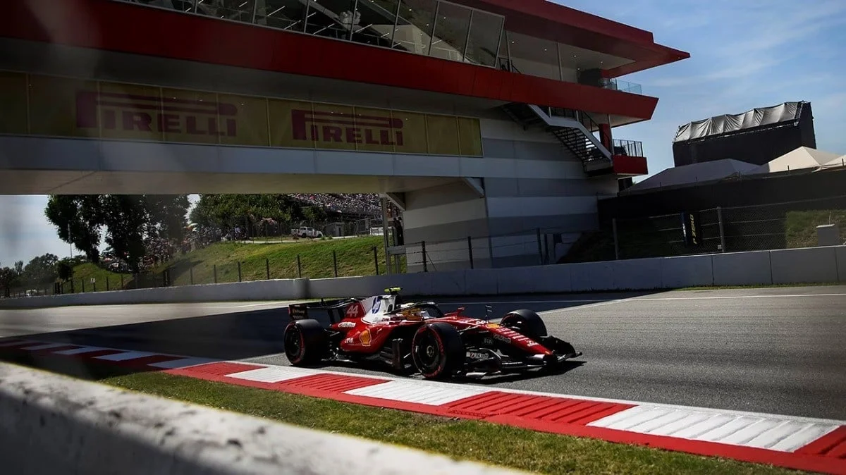 Grand Prix de Barcelone 2026 : le classement de la course, Lewis Hamilton décroche sa première victoire en rouge !