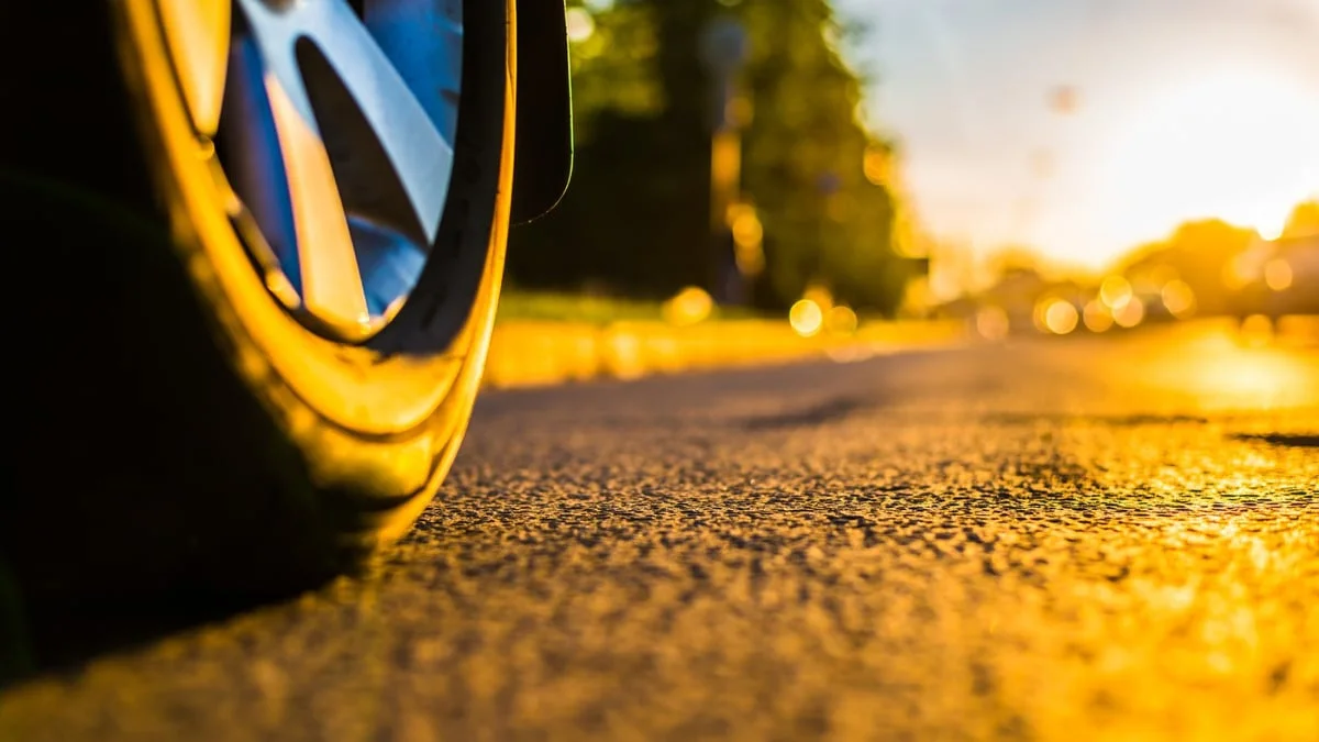 Pour éviter que les routes ne fondent pendant la canicule, il existe une technique simple mais encore trop peu répandue