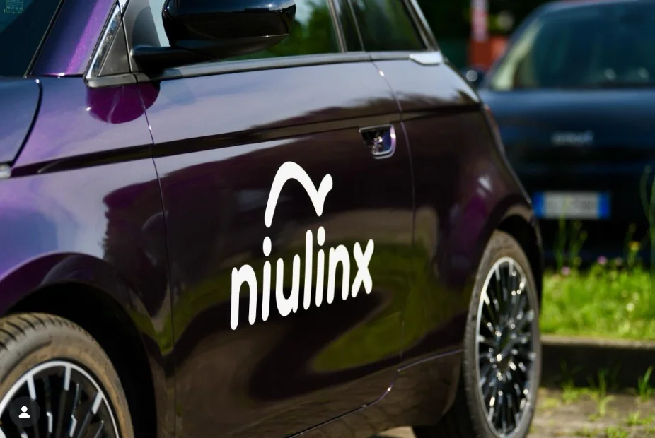 En Italie, une équipe d'ingénieurs a développé un véhicule autonome "hybride" qui vient tout seul chez son client.