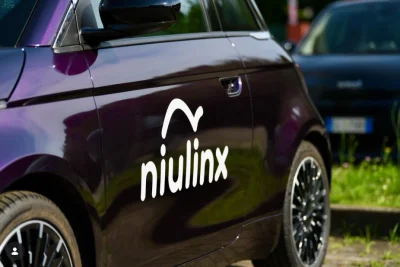 En Italie, une équipe d'ingénieurs a développé un véhicule autonome "hybride" qui vient tout seul chez son client.