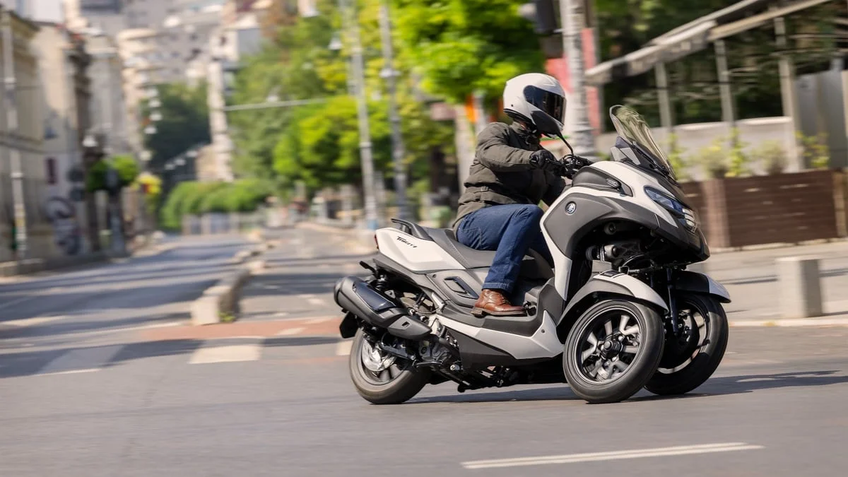Essai Yamaha Tricity 300 Airbag 2026 : l'un des scooters trois-roues les plus rassurants, mais à quel prix ?