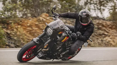 Essai Suzuki GSX-8TT : on a complètement craqué pour ce roadster néo-rétro, on vous explique pourquoi