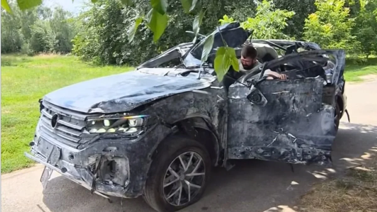 Bombardé, ce Volkswagen Touareg semble détruit… mais roule encore !