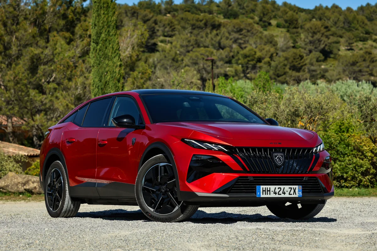 Essai Peugeot e-408 : quelles nouveautés pour le crossover électrique restylé anti-SUV ?