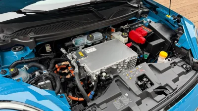 Voitures électriques : comment la France compte sortir de la dépendance aux terres rares chinoises