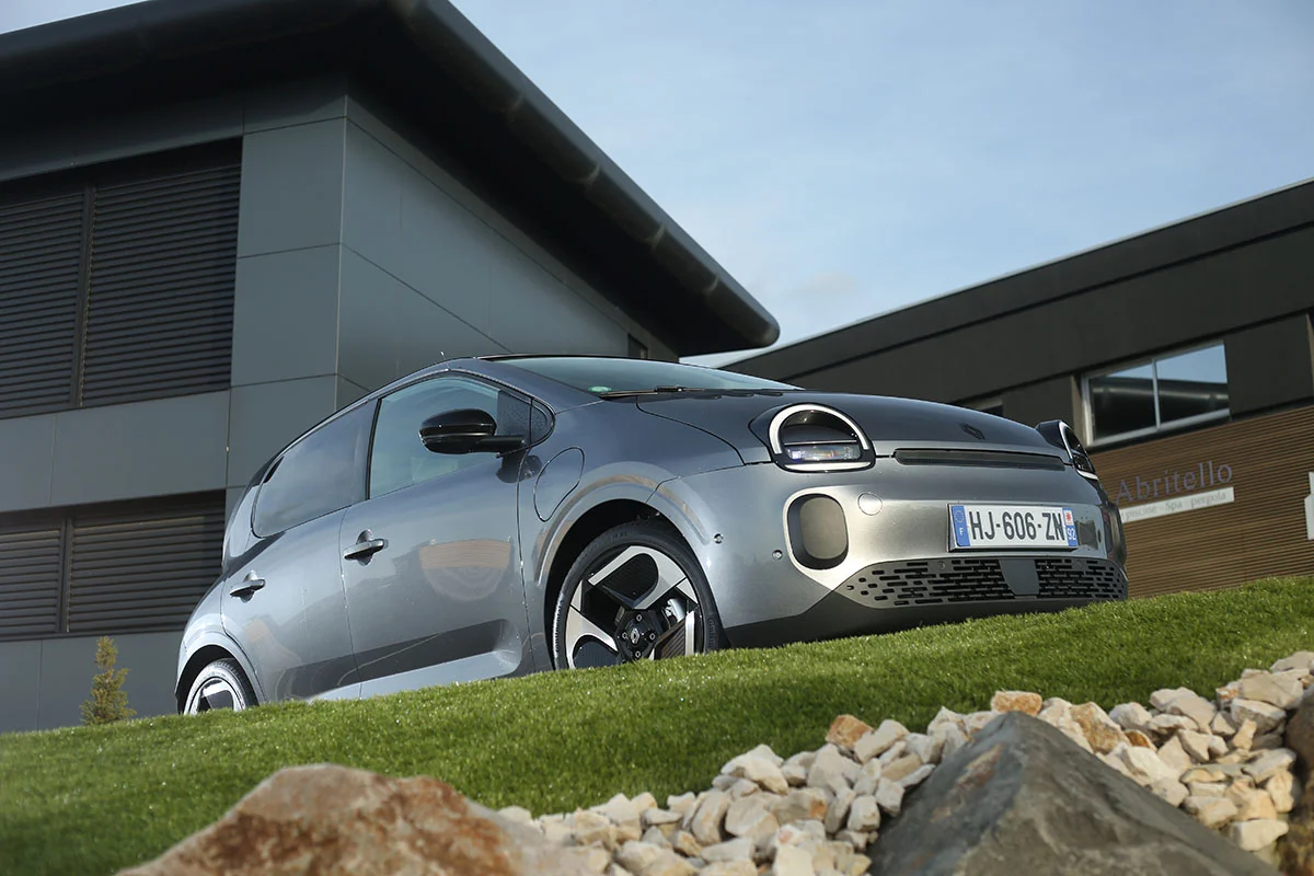 Renault Twingo E-Tech : que vaut-elle face aux précédentes Twingo et Zoé au moment de choisir ?