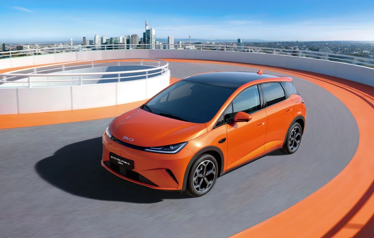 1 000 km d’autonomie… BYD attaque le cœur du marché européen avec cette nouvelle compacte hybride