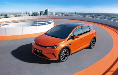 1 000 km d’autonomie… BYD attaque le cœur du marché européen avec cette nouvelle compacte hybride
