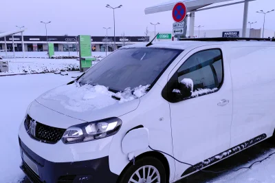 Témoignage : Avec son utilitaire électrique, Rémi pratique la vanlife à l’année près de son lieu de travail