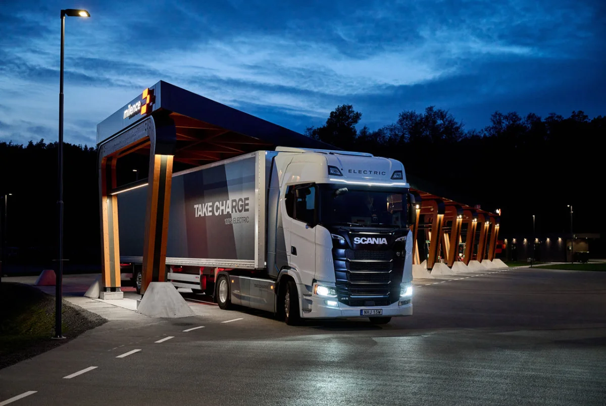 Scania dope l’autonomie de ses camions électriques avec 7 packs de batterie et la recharge MCS