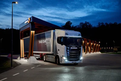 Scania dope l’autonomie de ses camions électriques avec 7 packs de batterie et la recharge MCS