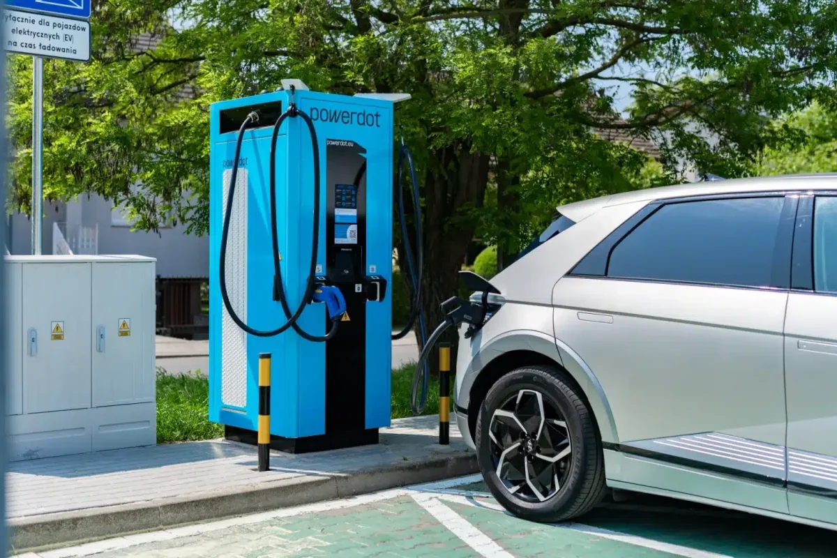 Voitures électriques : voici le tout premier forfait illimité pour la recharge à domicile et sur les bornes publiques