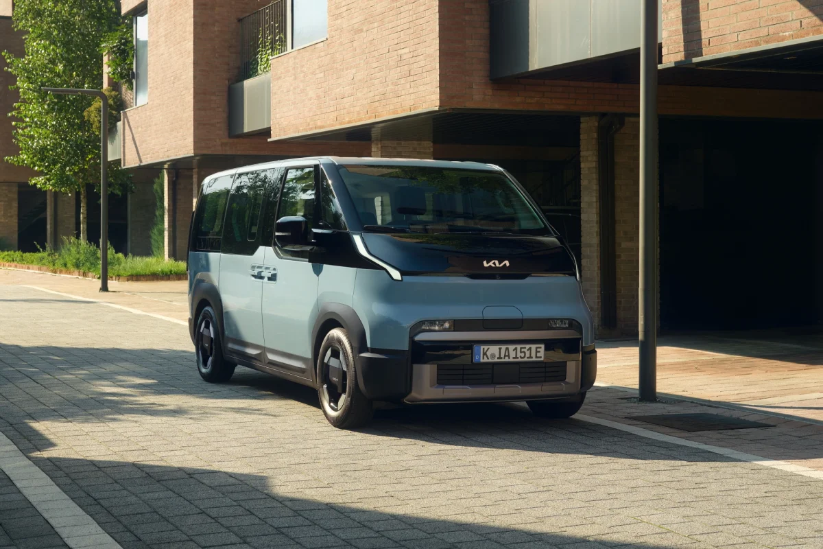Le Kia PV5 veut séduire les familles nombreuses et les taxis avec ses versions à 6 ou 7 places