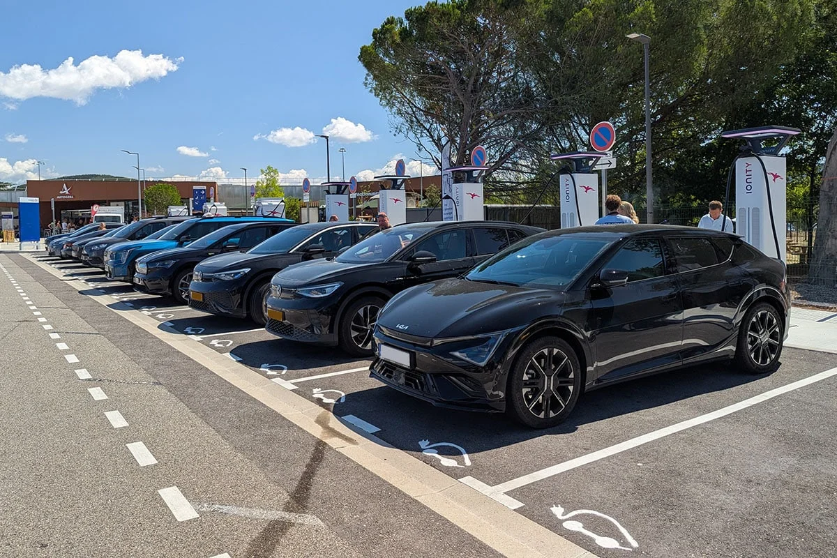 Vacances en voiture électrique : voici les dates à éviter cet été pour ne pas faire la queue aux bornes de recharge