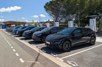 Vacances en voiture électrique : voici les dates à éviter cet été pour ne pas faire la queue aux bornes de recharge