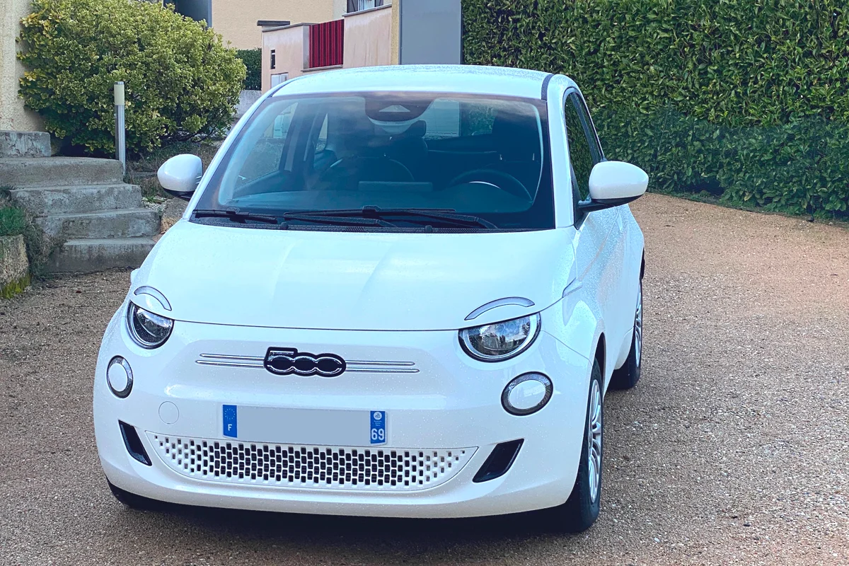 Témoignage : une Fiat 500e comme première voiture pour cet étudiant de 20 ans