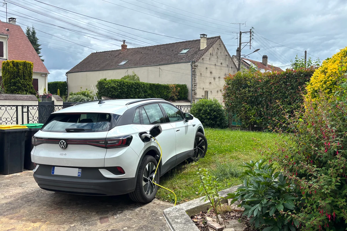 Témoignage – Claude trouve que sa Volkswagen ID.4 est une « super voiture » malgré son ergonomie « vraiment horrible »