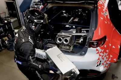 Cette Mazda capture et stocke du CO2 qu’elle émet en roulant, comment ça marche ?
