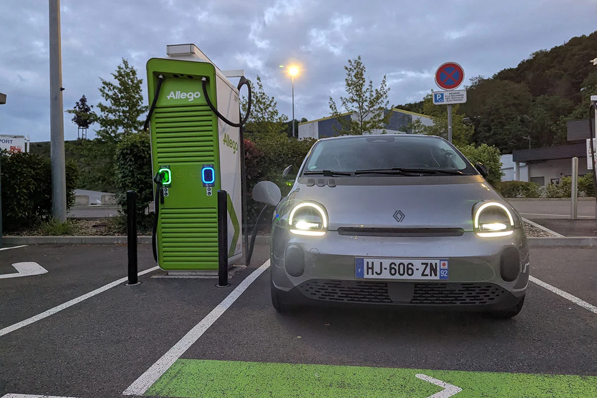 Enquête : à plus de 200 000 km, la batterie d’une voiture électrique garde encore 90 % de sa santé