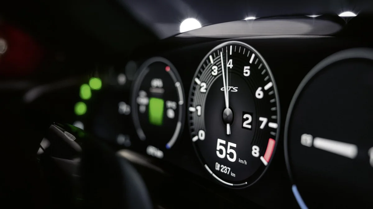Porsche qui enterre la 911 électrique et met une boite de vitesses sur le Taycan, BMW qui cède à la demande, le boss de Total qui prône l’électrique et le Royaume-Uni qui freine sur l’électrique… Bienvenue dans Regen n°69