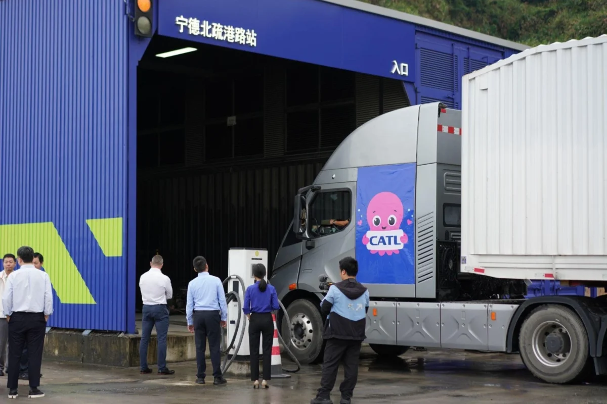 Des batteries changées en 5 minutes… CATL et Octopus préparent une révolution pour les camions électriques