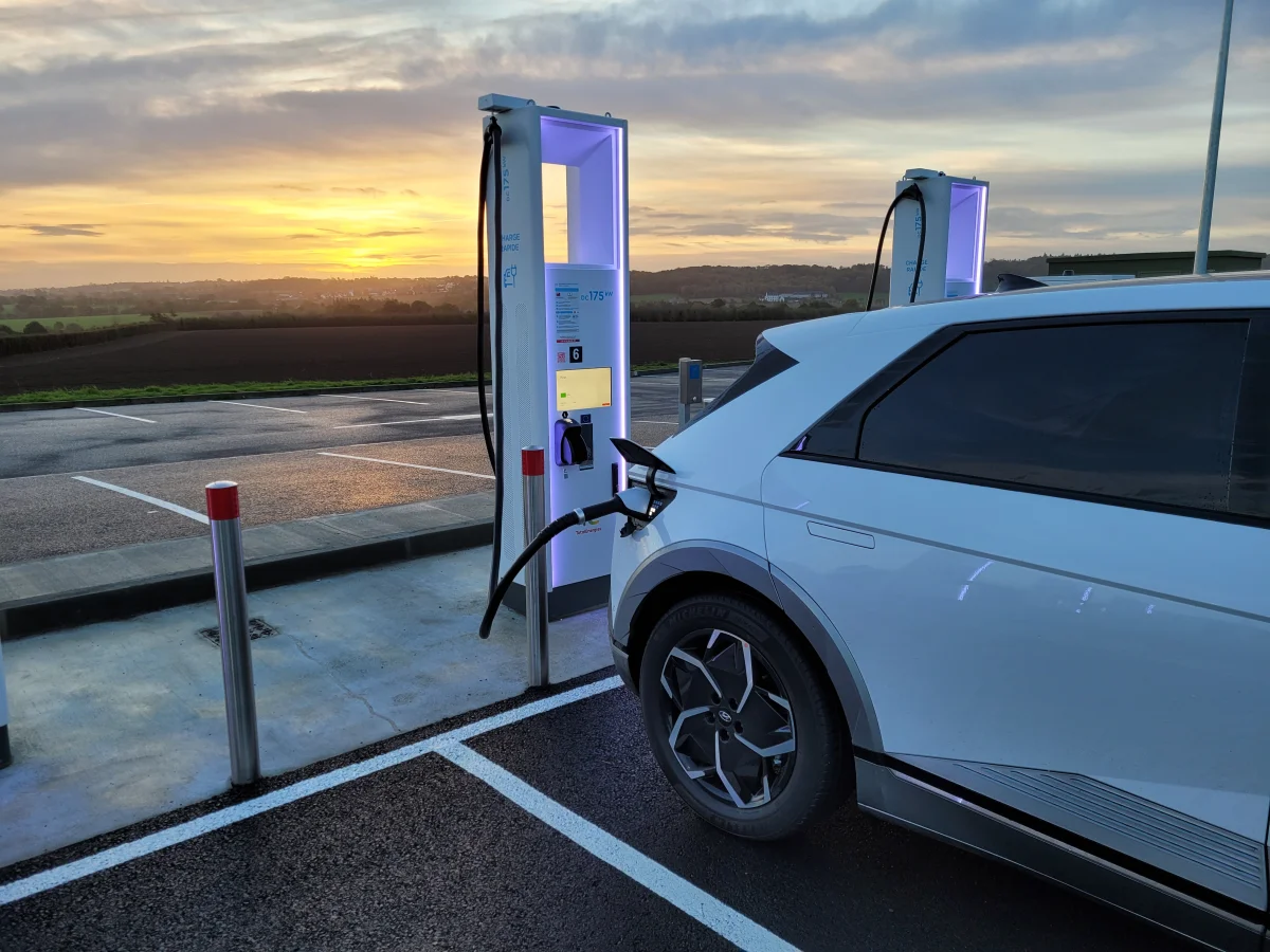 Vacances : les longs trajets ne font plus peur aux conducteurs de voitures électriques