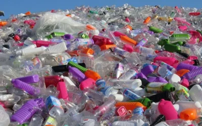 Ces bouteilles en plastique usagées pourraient finir dans les batteries des voitures électriques