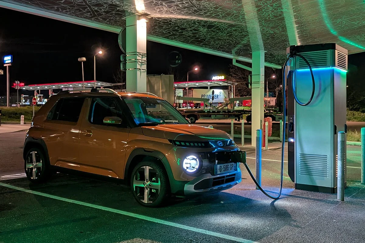 Fiabilité voiture électrique : l’ironie de la batterie 12 V, le vrai maillon faible du quotidien
