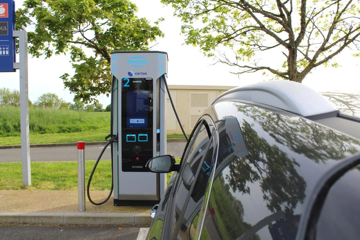 Recharge sur autoroute : ENGIE Vianeo muscle son réseau pour éviter les files d’attente aux bornes cet été