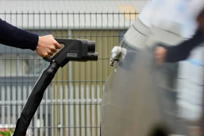 Voiture électrique : la justice frappe enfin les voleurs de câbles de recharge