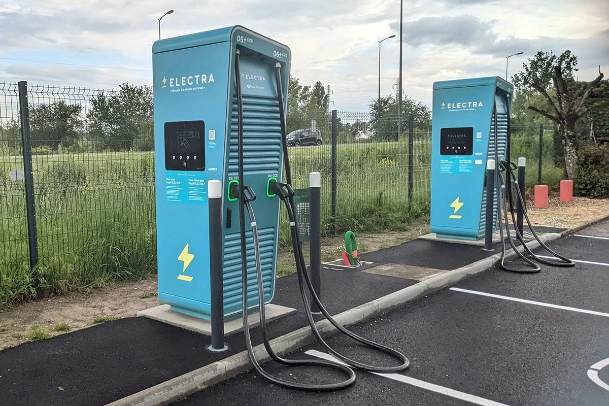 Bornes de recharge : le déploiement reste trop lent pour atteindre l’objectif du gouvernement