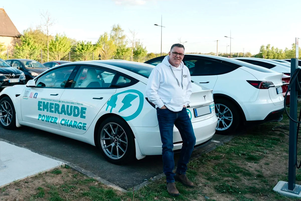 Pour installer des bornes de recharge, Cédric utilise sa Tesla Model 3 en guise d’utilitaire
