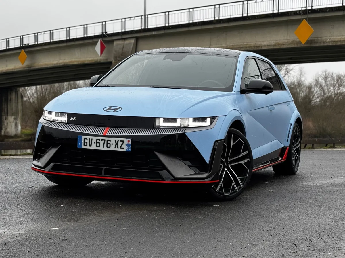 Voitures électriques : faut-il imiter les moteurs thermiques pour convaincre les passionnés ?