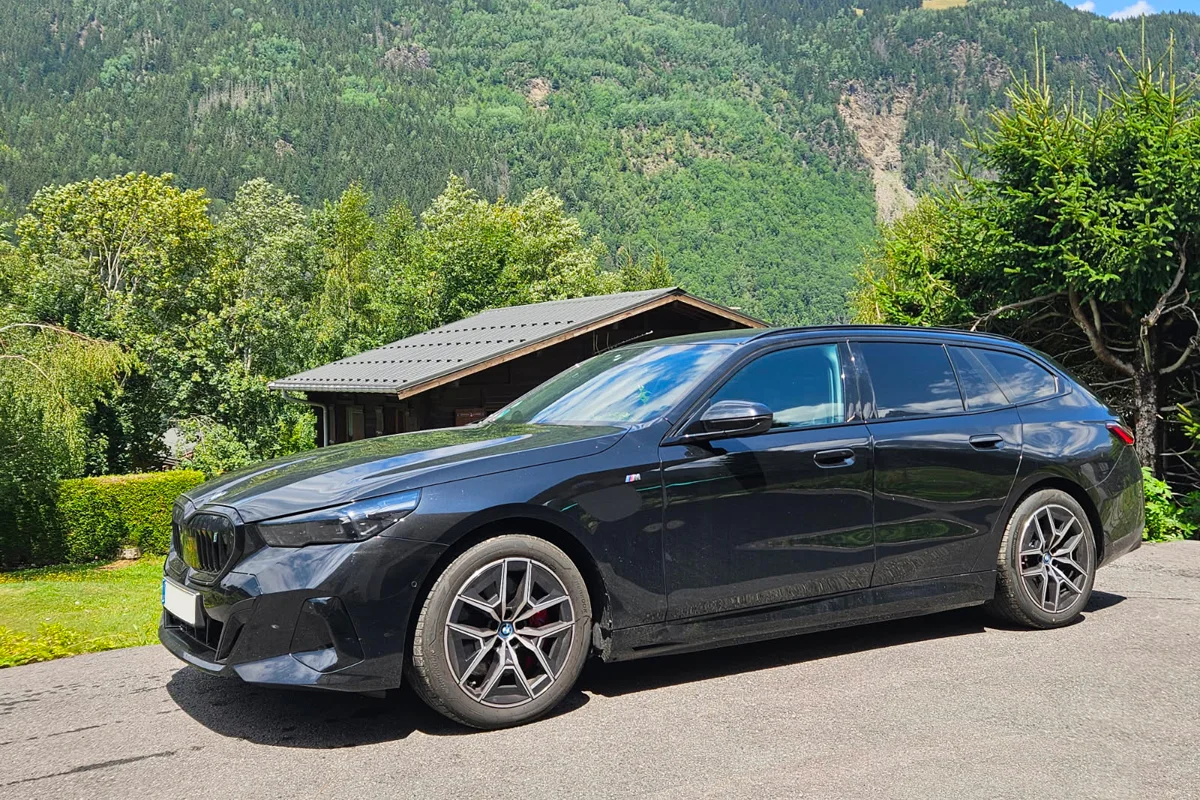 Avec son break électrique BMW i5 Touring, ce commercial fait jusqu’à 1 000 km dans la journée et ne veut jamais revenir au diesel