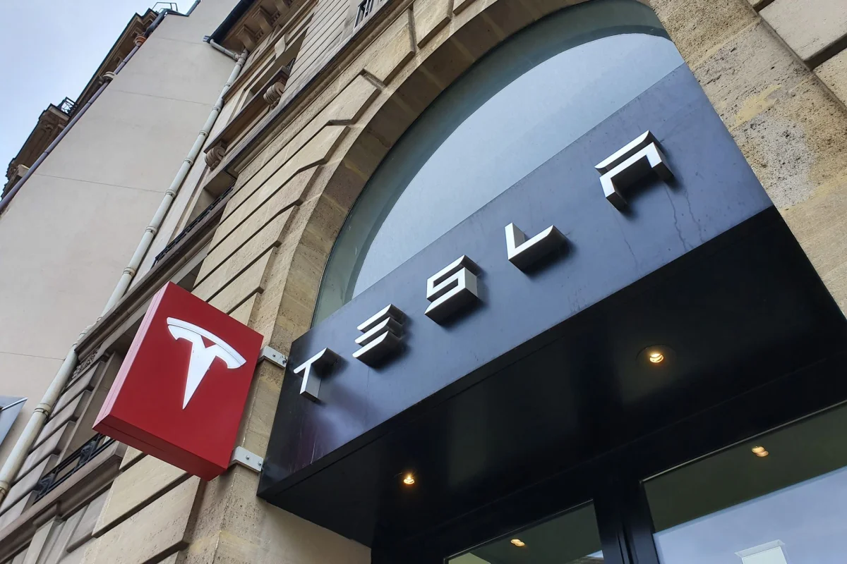 Boutiques éphémères, essais libre-service, Superchargeurs… Tesla accélère son offensive en France