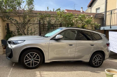Après 17 000 km en un an en BMW iX1 à la LOA imbattable, Philippe nous raconte son quotidien