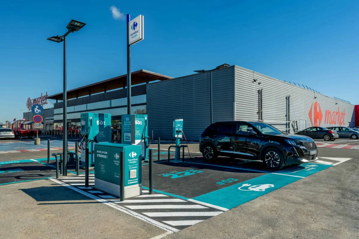 Carrefour baisse le prix de la recharge pour les voitures électriques, mais…