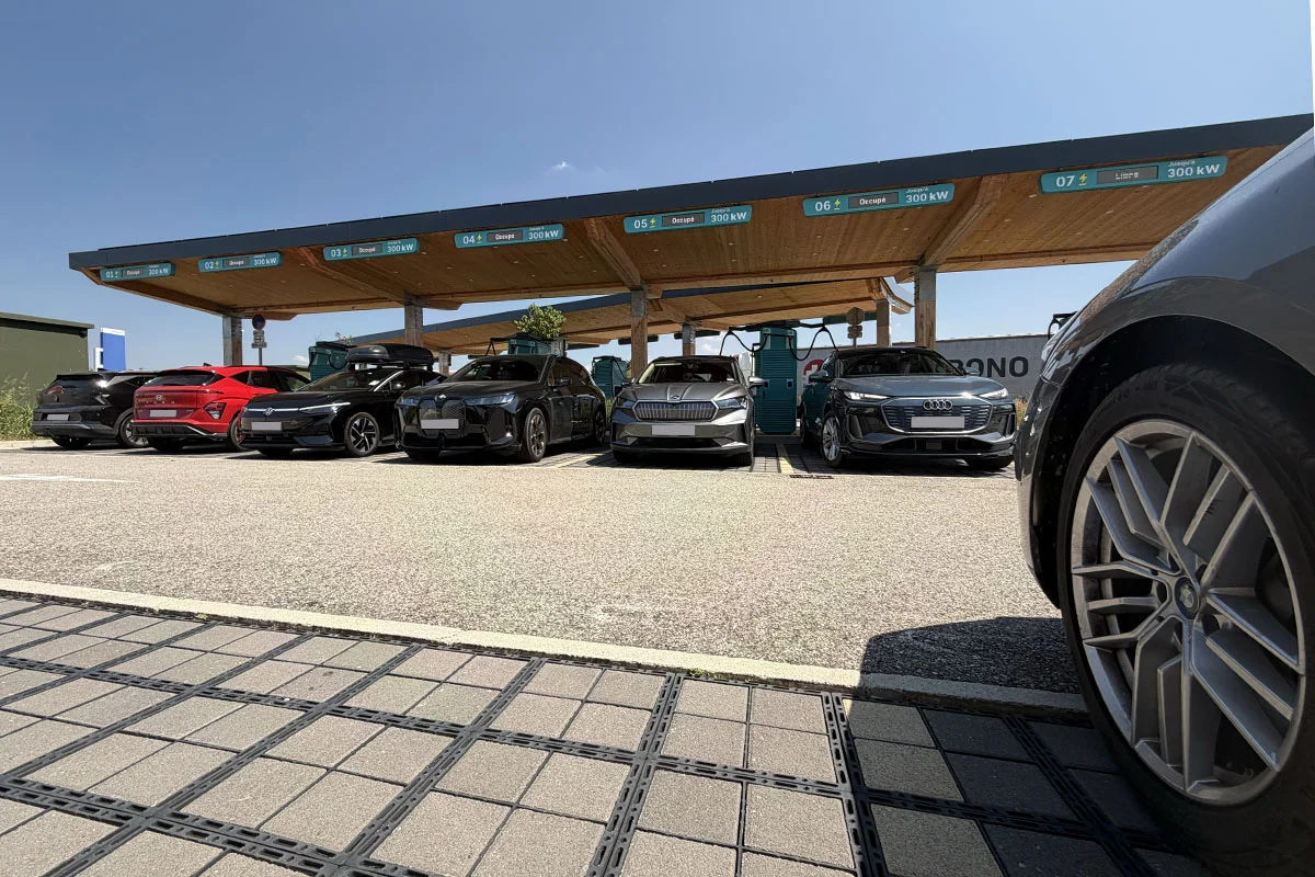 Le chassé-croisé en voiture électrique : la tension est-elle vraiment montée aux bornes de recharge sur l’A7 ?