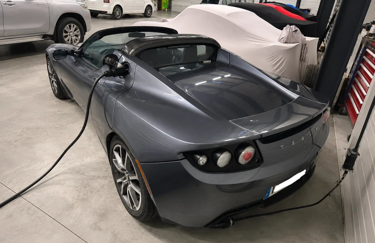 Damien roule en Tesla Roadster depuis cinq ans : « C’est sans aucun doute la première voiture électrique de collection »