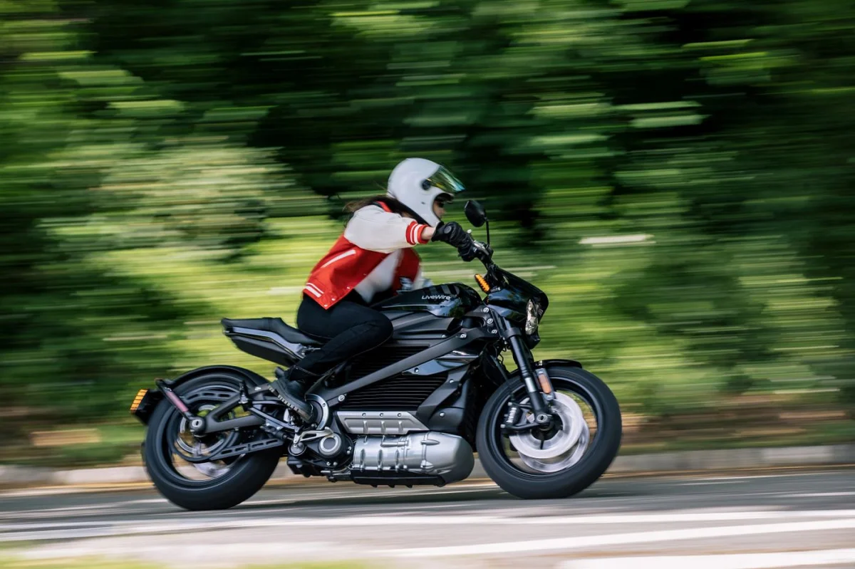 La moto électrique a le même problème que la voiture électrique, et ce n’est pas l’autonomie