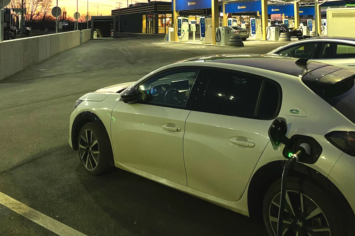 Témoignage – Avec sa Peugeot 208 électrique, Valentin a traversé l’Europe sans souci pour la recharge
