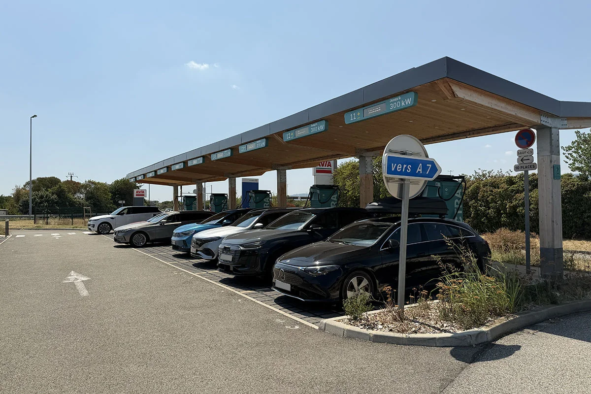 Voitures électriques : les bornes de recharge ont connu un mois historique