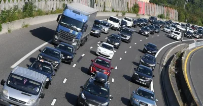 Et si le prix excessif du carburant permettait de résorber les bouchons du 1er mai ?