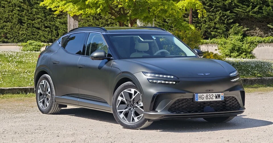 Essai Genesis GV60 : a-t-il la moindre chance face aux stars allemandes Audi Q4 e-Tron Sportback et BMW iX2 ?