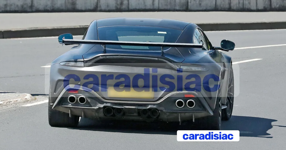 Huit sorties d’échappement pour une future Aston Marin Vantage « RS », ou s’agit-il d’un simple artifice pour camoufler la vraie nature de cette auto ?