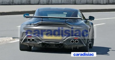 Huit sorties d’échappement pour une future Aston Marin Vantage « RS », ou s’agit-il d’un simple artifice pour camoufler la vraie nature de cette auto ?