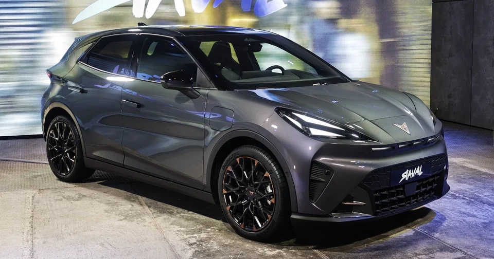 Un look affirmé, des détails intérieurs inédits, des puissances pouvant atteindre 220 ch, venez découvrir en avant-première la Cupra Raval