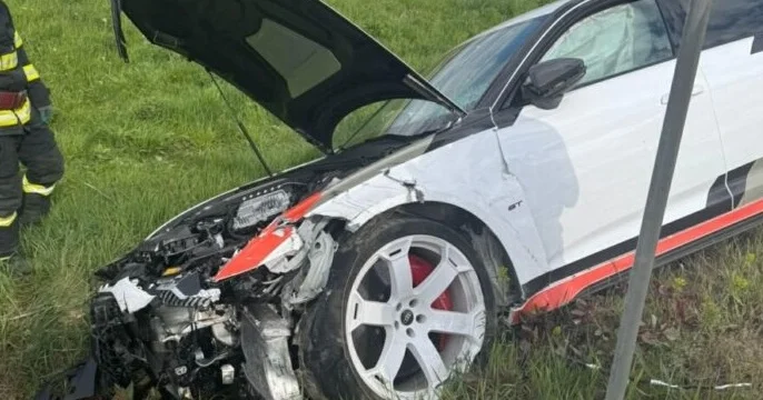 Une rare Audi RS6 Avant GT vient de sortir de la route