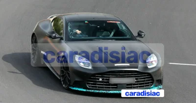 En pleine séance de développement, un prototype de la future Aston Martin Vanquish S se fait surprendre sur le circuit allemand du Nürburgring.