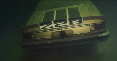 Avec son drone aquatique, il tombe sur une voiture de collection perdue au fond d'un lac